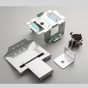 Räätälöity valmistuspalvelu Musta jauhemaalaus alumiini leimaus taivutus lävistys muotoiluosat golfkärryyn